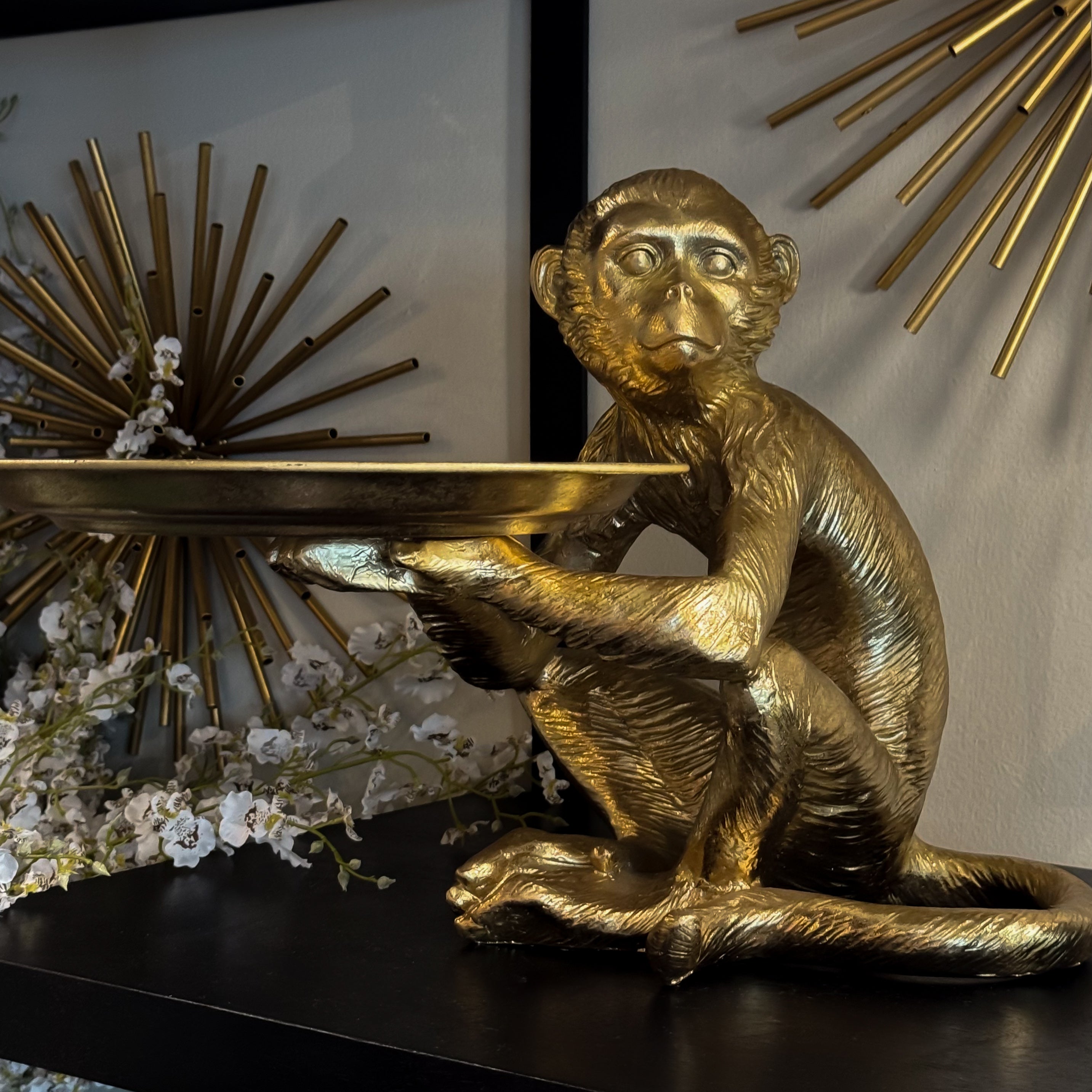 ESCULTURA Y CHAROLA DECORATIVA CHANGO SENTADO EN RESINA DORADA