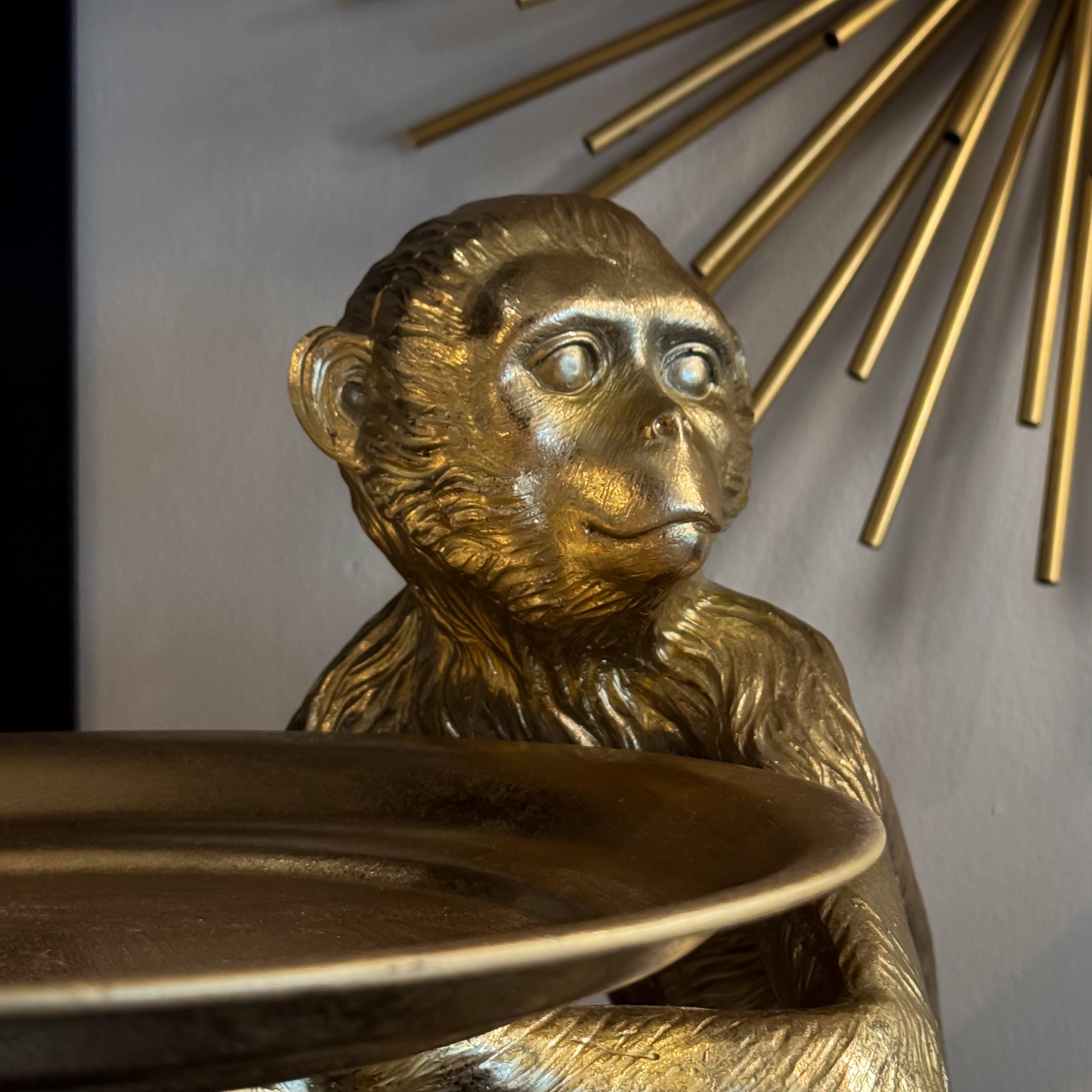 ESCULTURA Y CHAROLA DECORATIVA CHANGO SENTADO EN RESINA DORADA