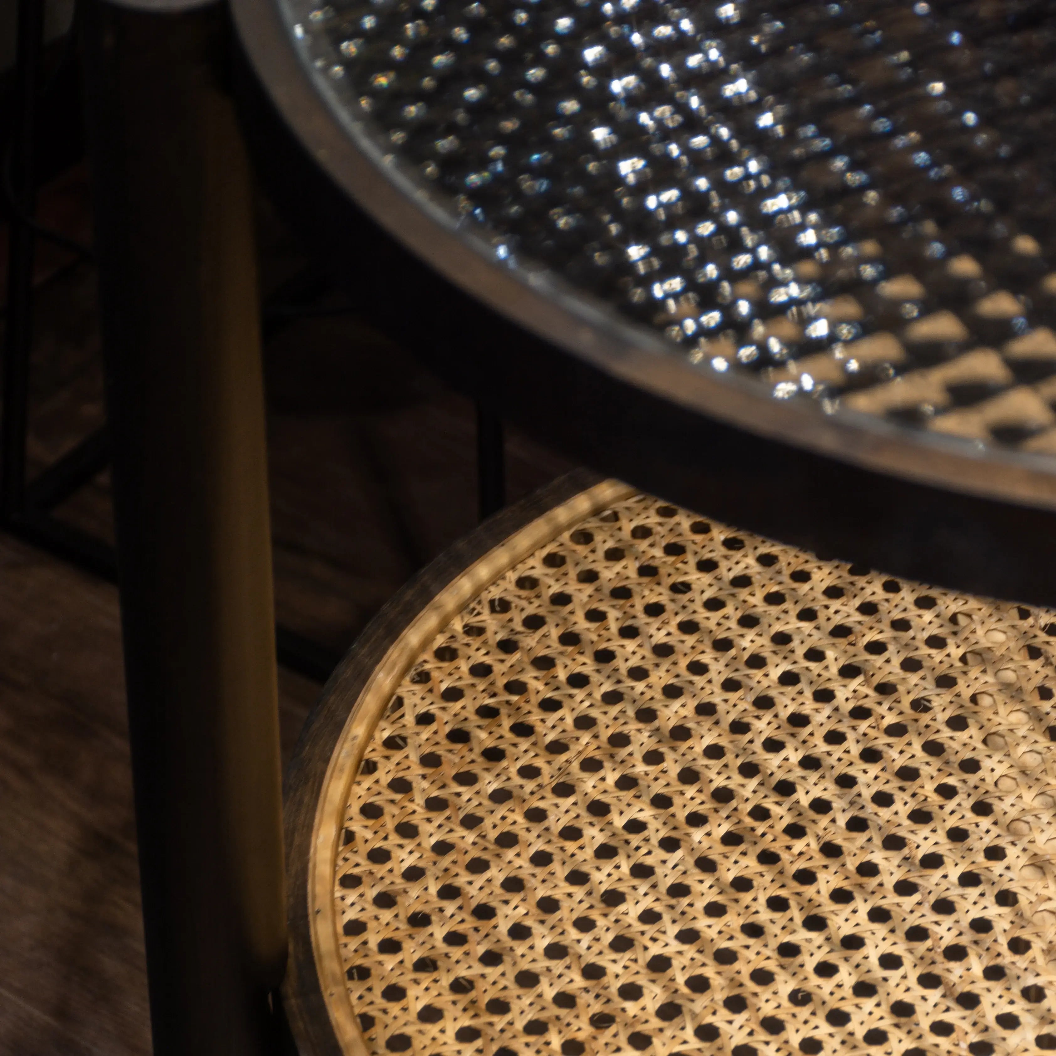 MESA LATERAL DE MADERA, VIDRIO Y RATTAN