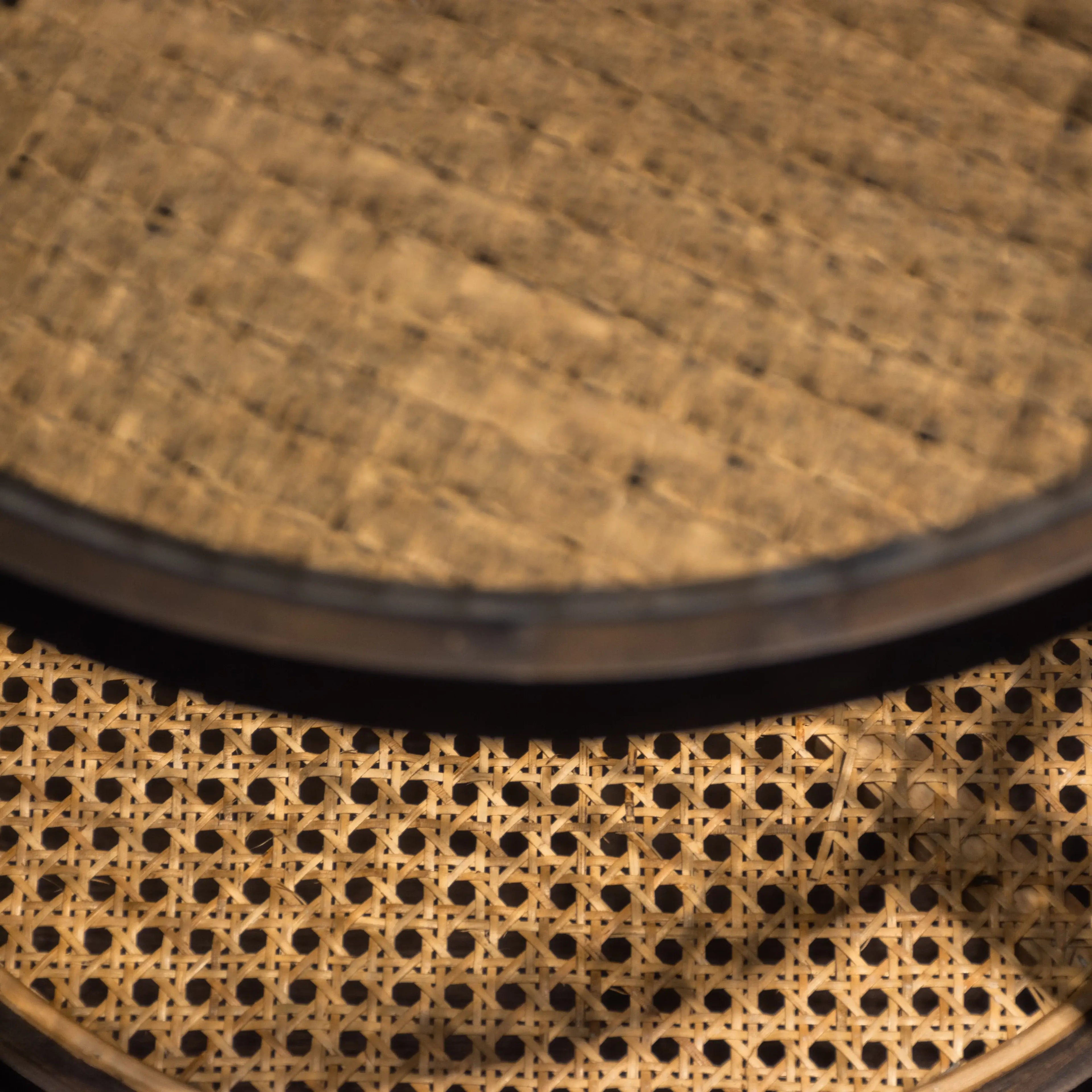MESA LATERAL DE MADERA, VIDRIO Y RATTAN