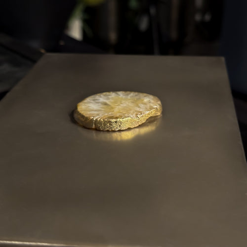 CAJA DE MADERA CON TAPA PLATEADA, DETALLE CON PIEDRA