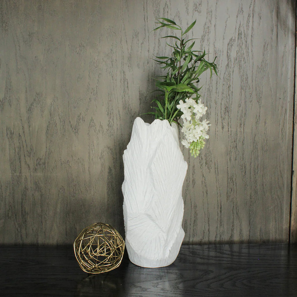 FLORERO GREYS DE RESINA CON TEXTURA EN ACABADO BLANCO